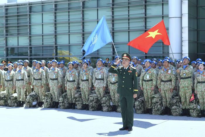 Lãnh đạo Bộ Quốc phòng cùng Đội Công binh số 4 và các đại biểu tham dự Lễ chào cờ tại Nội Bài.