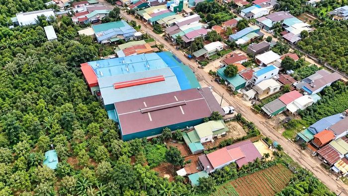 Kho sầu riêng được xây dựng 2 bên Quốc lộ 26 đoạn qua xã Krông Pắc và xã Ea Knuếc, Đắk Lắk.