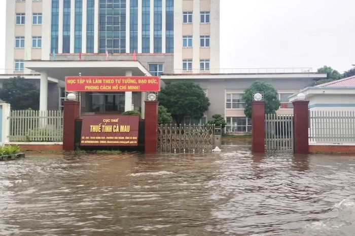 Ngay trước trụ sở các cơ quan nhà nước và đơn vị hành chính, mực nước tràn ngập diện rộng, ảnh hưởng không nhỏ đến giao dịch hành chính và đi lại của cán bộ, công chức.
