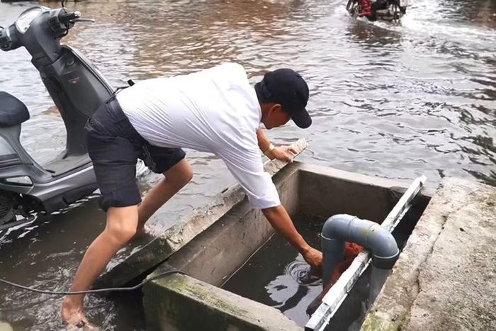  Trước tình trạng ngập, Ban điều hành Bến xe khách Cà Mau đã vận hành 2 máy bơm﻿ liên tục 24/24 giờ để tiêu thoát nước. Tuy nhiên, do triều cường tiếp tục dâng cao, lượng nước rút chậm, hệ thống thoát nước tại bến phải hoạt động hết công suất. 