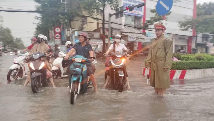 Lực lượng Cảnh sát giao thông đã rất vất vả đội mưa điều tiết giao thông, nhằm hạn chế thấp nhất tình trạng ùn tắc.
