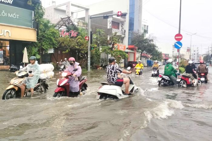 Mưa lớn kéo dài trên diện rộng cũng khiến hàng loạt tuyến đường và khu dân cư nhiều phường vùng nội Cà Mau bị ngập sâu, gây ảnh hưởng nghiêm trọng đến sinh hoạt và giao thông của người dân.