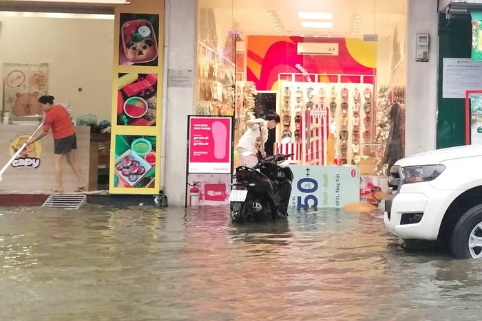 Tại một số đoạn, nước dâng cao ngập hơn nửa bánh xe máy, tràn lên vỉa hè và tràn vào sân, nhà dân. Tình trạng này khiến nhiều phương tiện giao thông chết máy, người dân di chuyển hết sức khó khăn và tiềm ẩn nguy cơ mất an toàn.