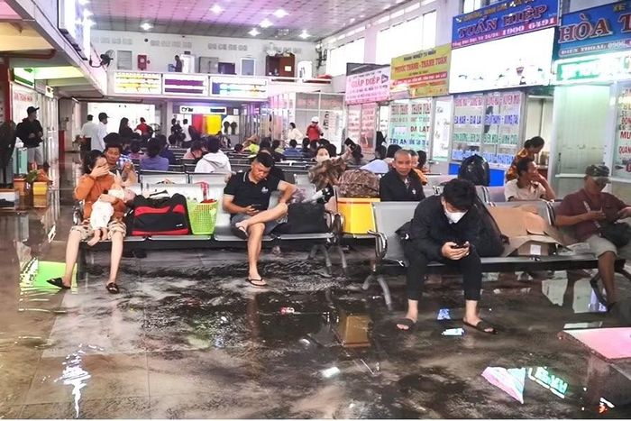 Nước tràn vào khu vực phòng chờ của Ban điều hành, các quầy bán vé và khu vực phương tiện ra vào bến, khiến hoạt động đón, trả khách gặp nhiều khó khăn.