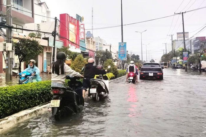 Theo dự báo của ngành Khí tượng thủy văn, Khu vực Cà Mau và Nam Bộ trong vài ngày tới có xu hướng giảm mưa ban ngày, nắng rải rác, tuy nhiên vẫn duy trì mưa rào và dông vào chiều tối, kết hợp với đợt triều cường đạt đỉnh gây nguy cơ ngập úng vùng trũng thấp.