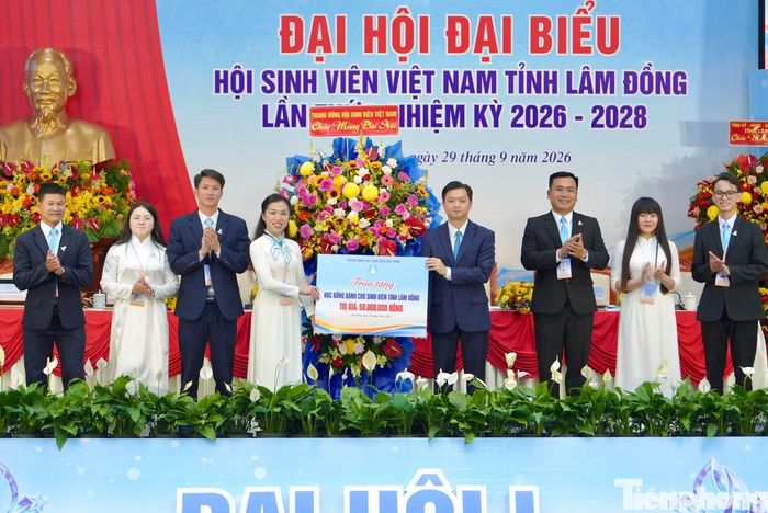 Anh Nguyễn Minh Triết trao tặng học bổng trị giá 50 triệu đồng cho sinh viên tỉnh Lâm Đồng.