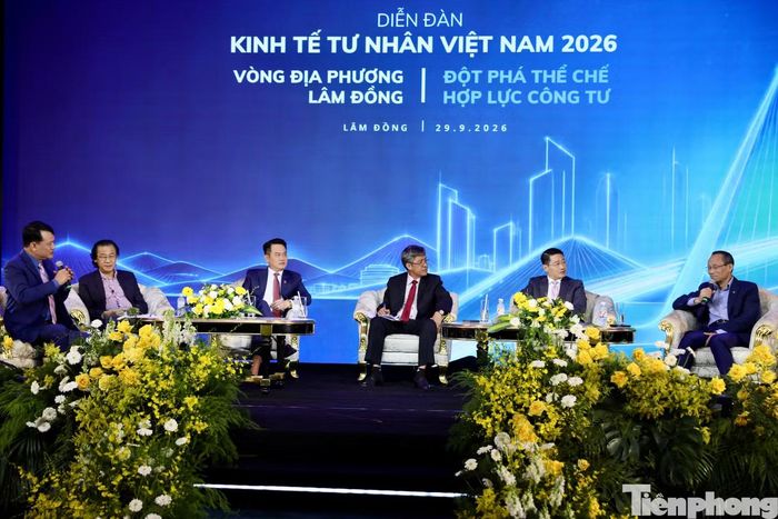 Phó Chủ tịch UBND tỉnh Lâm Đồng Nguyễn Minh (ở giữa) cùng các chuyên gia kinh tế chia sẻ tại diễn đàn.