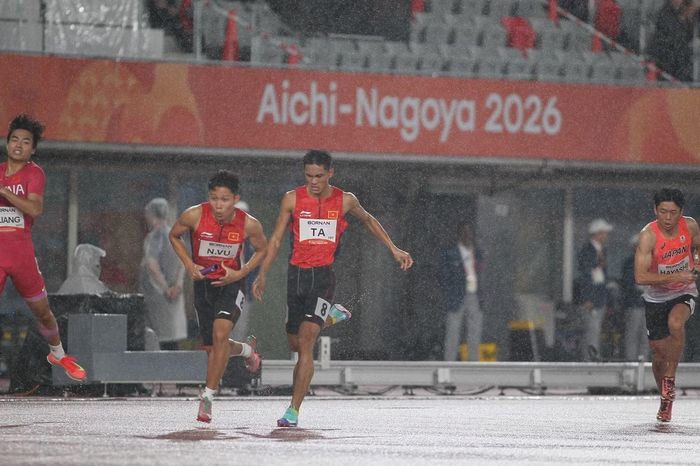 Sự cố rơi gậy khiến đội tiếp sức 4x400m nam về cuối ở Asiad 20. Ảnh: B.L