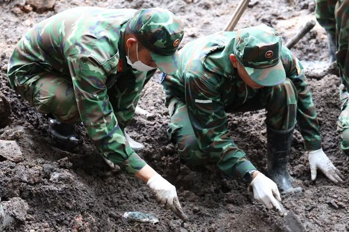 Đội K74 tỉ mẩn với công việc để thể hiện sự tri ân với thế hệ cha ông đã cống hiến máu xương cho Tổ quốc.