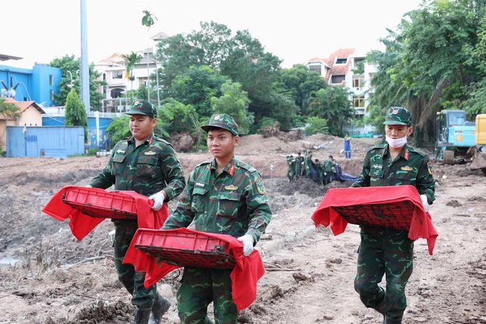 Chiến sĩ đưa các hài cốt liệt sĩ đến khu vực lưu mẫu để phục vụ công tác giám định ADN, xác định danh tính liệt sĩ. Ảnh: Ngô Tùng.