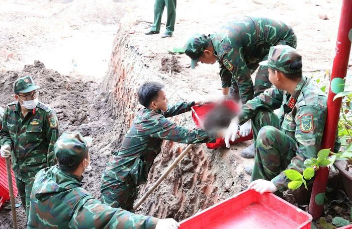 Từng hành động đều được thực hiện với sự cẩn trọng, chu đáo.