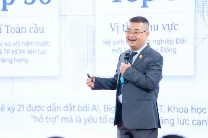 TS. Vũ Việt Anh cho biết cảm xúc tiêu cực có thể bị đẩy xa hơn nếu trẻ liên tục đọc những bài viết và bình luận chỉ củng cố sự giận dữ.
