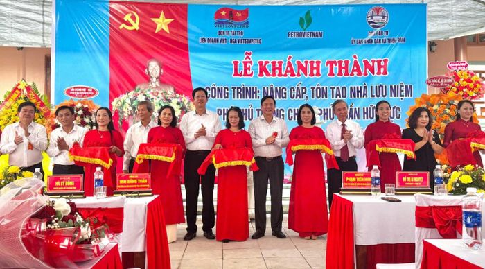 Đại diện chính quyền địa phương và nhà tài trợ thực hiện cắt băng khánh thành Nhà lưu niệm Phó Thủ tướng Chính phủ Trần Hữu Dực.