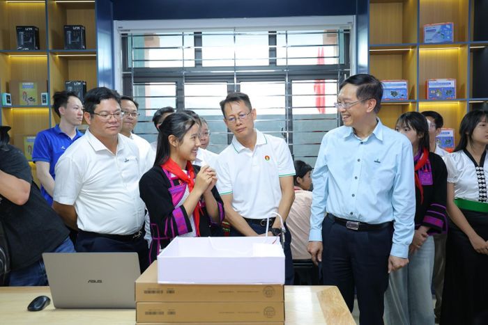 Ánh mắt của Vân ánh lên niềm vui, sự háo hức khi giới thiệu với các đại biểu về mô hình em đang thực hành