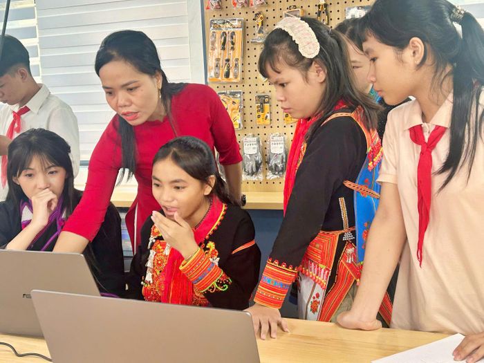 Cô Trần Thị Giang - giáo viên Tin học: "Ngày đầu tiên mở cửa phòng STEM, dẫn học sinh bước vào, chính tôi cũng bất ngờ trước ánh mắt của các em".