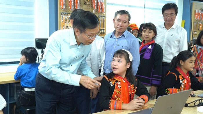 Học sinh Phàn Thị Nguyên giới thiệu về mô hình điện gió ngoài khơi do em và các bạn thực hiện bằng máy in 3D