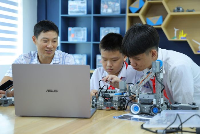 Học sinh Lý Tuấn Kiệt (ngoài cùng bên phải) say mê với các mô hình vận động