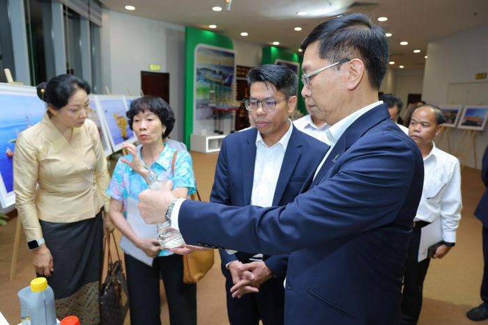 Đồng chí Trần Quang Dũng giới thiệu với đoàn công tác các sản phẩm xăng dầu do PETROVIETNAM sản xuất.