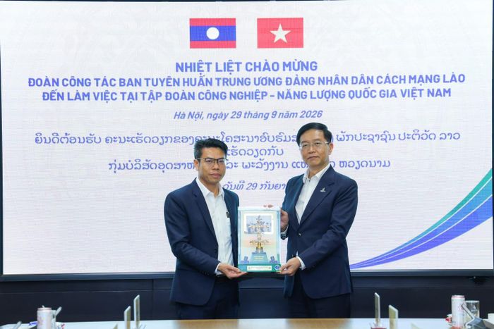 Đồng chí Trần Quang Dũng tặng mô hình "Giếng Việt Nam thịnh vượng" cho đoàn công tác.