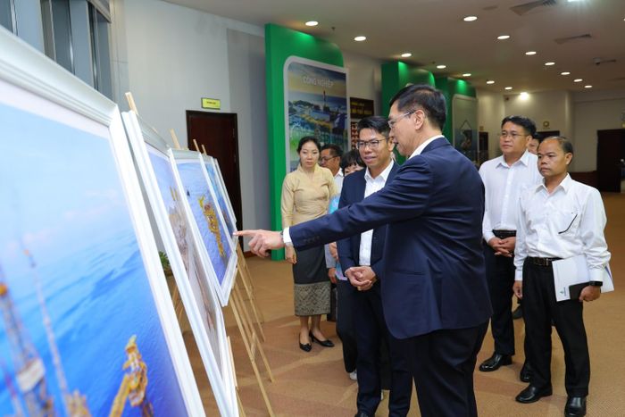 Đồng chí Trần Quang Dũng giới thiệu về các hoạt động dầu khí ngoài khơi.