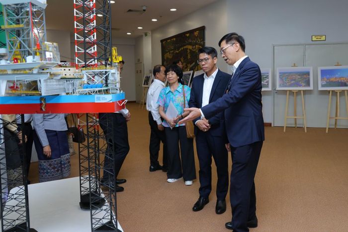 Đồng chí Trần Quang Dũng, Phó Bí thư Thường trực Đảng ủy PETROVIETNAM giới thiệu với đoàn về mô hình giàn khoan Tam Đảo 05.
