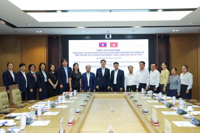Các đại biểu tham dự buổi làm việc.