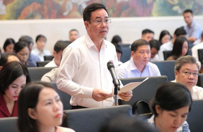 ĐBQH Nguyễn Văn Huy - Đoàn ĐBQH tỉnh Hưng Yên phát biểu tại hội nghị. (Ảnh: Hồ Long)