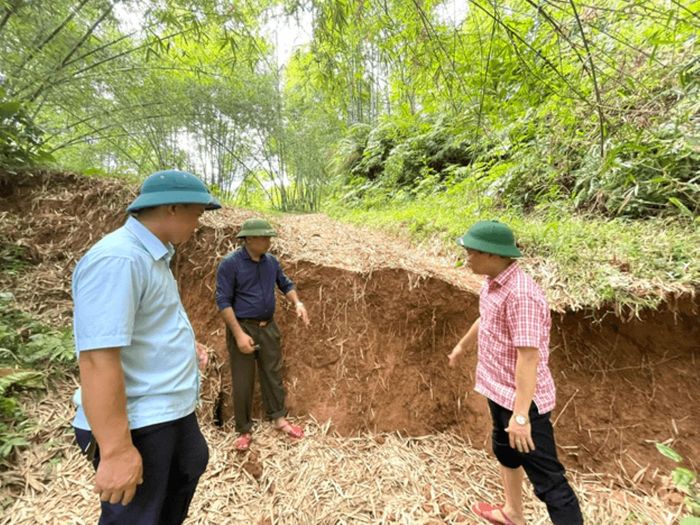 Vết nứt kéo dài đe dọa hàng chục hộ dân, trường học và tuyến đường tỉnh