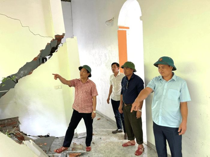 Nhiều hộ dân bị nứt toác phải di dời đi nơi khác