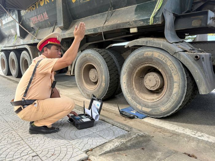 Lực lượng chức năng kiểm tra trọng tải của xe.