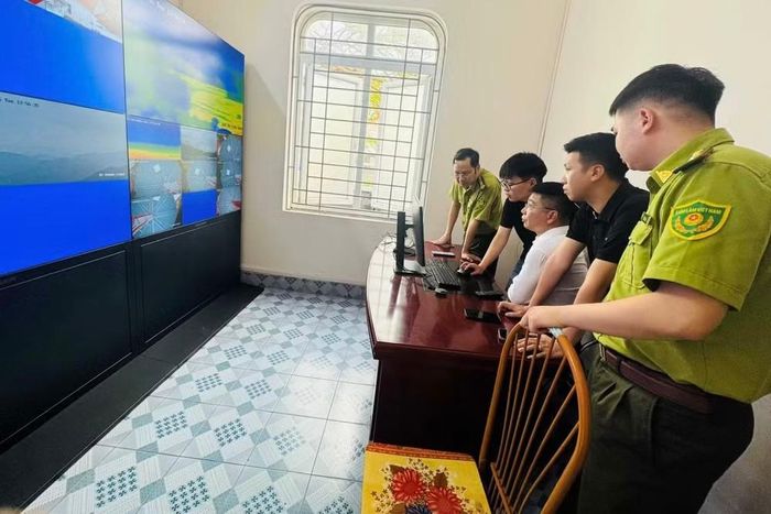 Trung tâm Giám sát điều hành Cảnh báo cháy rừng là đầu mối tiếp nhận, phân tích, xử lý và điều phối thông tin cảnh báo cháy rừng trên phạm vi lắp đặt hệ thống quan trắc.