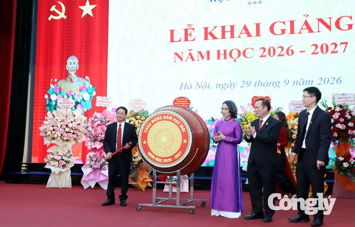 Phó Chánh án TANDTC Nguyễn Biên Thùy đánh trống khai giảng