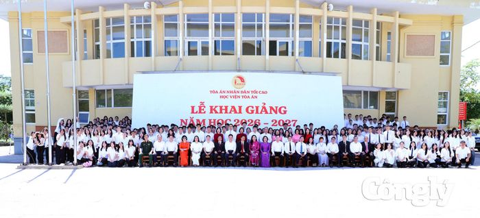 Lãnh đạo TANDTC và các đại biểu chụp ảnh lưu niệm cùng lãnh đạo, giảng viên và các tân sinh viên Khóa 11 HVTA