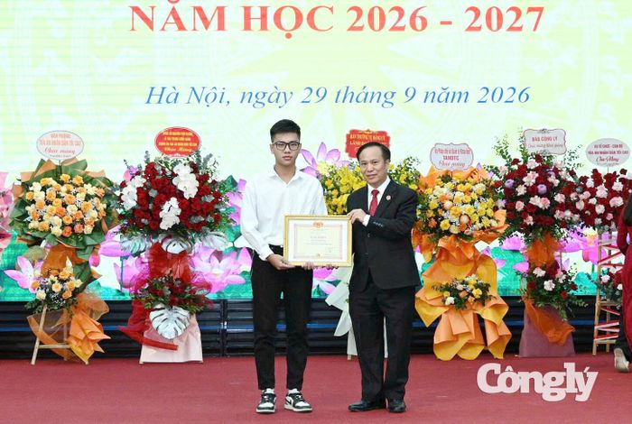 Đồng chí Nguyễn Đức Hạnh trao tặng Giấy khen cho tân sinh viên Hoàng Nghị Quân, thủ khoa đầu vào của Khóa 11