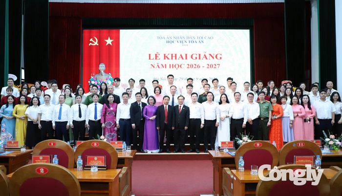Lãnh đạo TANDTC và các đại biểu chụp ảnh lưu niệm cùng lãnh đạo, giảng viên và các tân sinh viên Khóa 11 HVTA