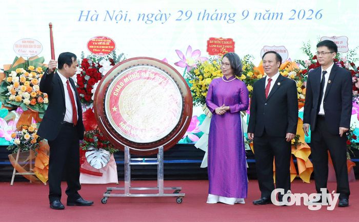 Phó Chánh án TANDTC Nguyễn Biên Thùy đánh trống khai giảng