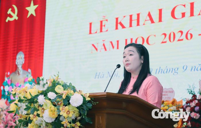 Đồng chí Nguyễn Thị Minh, Phó Trưởng phòng phụ trách phòng QLĐT trình bày Báo cáo công tác tuyển sinh Khóa 11 hệ đào tạo cử nhân luật.