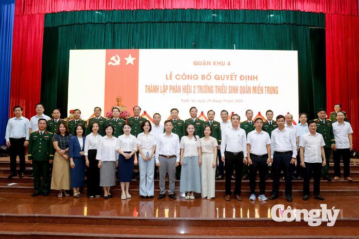 Đại biểu chụp ảnh lưu niệm.
