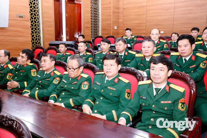 Các đại biểu dự lễ công bố thành lập trường.