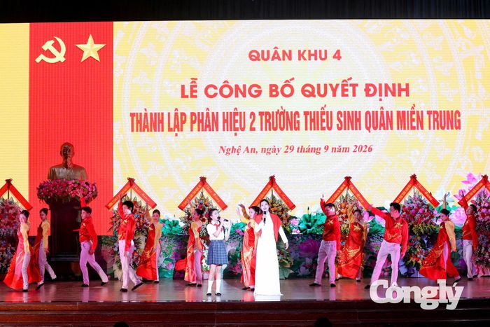 Chương trình văn nghệ chào mừng tại buổi lễ.