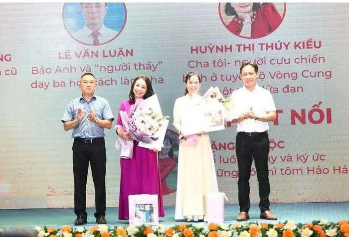 Đại diện Ban Tổ chức Cuộc thi viết "Cha và con gái" trao giải Chuyên đề và giải Kết nối cho các tác giả đoạt giải.