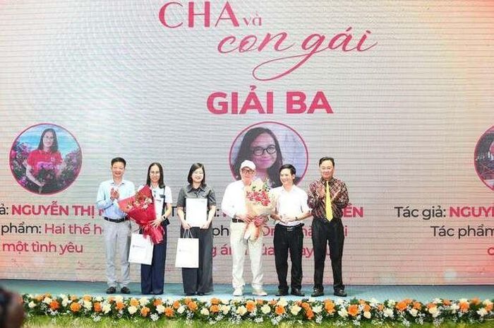 Đại diện Ban Tổ chức trao giải Ba cho các tác giả đoạt giải.