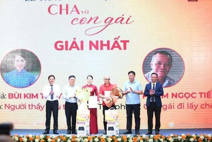Ban Tổ chức trao 2 giải Nhất cho tác phẩm "Người thầy đầu tiên" của tác giả Nguyễn Thụy Anh và tác phẩm "Con gái đi lấy chồng” của tác giả nhà văn Phạm Ngọc Tiến.