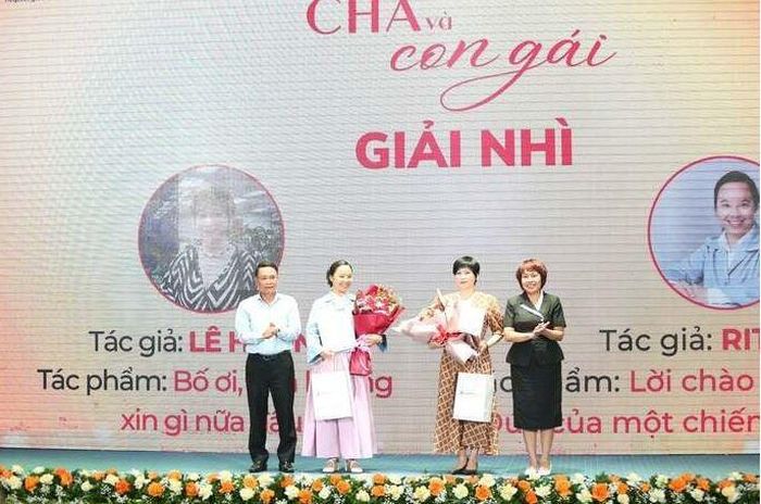 Tác phẩm “Bố ơi, con không xin gì nữa đâu” của tác giả Lê Hương và tác phẩm “Lời chào từ cô gái người Đức của một chiến sĩ cách mạng” của tác giả Rita Thi được trao giải Nhì.
