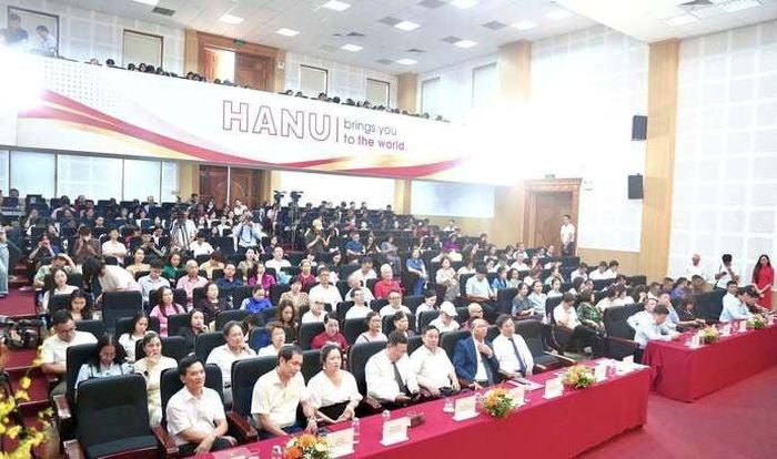 Toàn cảnh lễ trao giải cuộc thi "Cha và con gái" lần thứ 4.