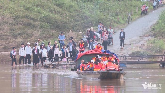 Người dân, học sinh THCS, THPT chờ đò qua sông. Ảnh: V. Tư