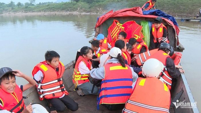 Một cây cầu kiên cố không chỉ là công trình giao thông mà còn là tuyến kết nối để học sinh đến trường. Ảnh: V. Tư