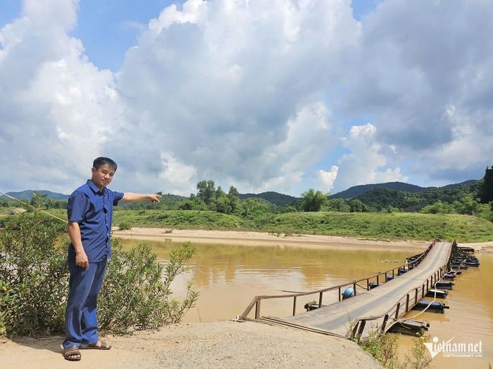 Ông Lê Văn Chiến, Trưởng thôn Đồng Phú cho biết, việc đi lại khó khăn ảnh hưởng đến việc học của trẻ em trong thôn. Ảnh: Hải Sâm