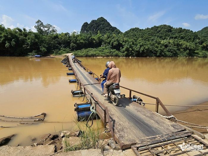 Cầu phao là tuyến giao thông chính kết nối người dân trong thôn với bên ngoài. Ảnh: Hải Sâm