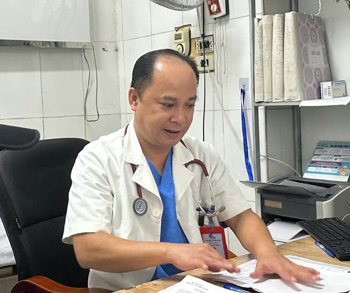 TS.BS Tạ Quang Thành lật giở chồng hồ sơ bệnh án với những trường hợp người trẻ đã mắc huyết áp cao. Ảnh: N.Huyền